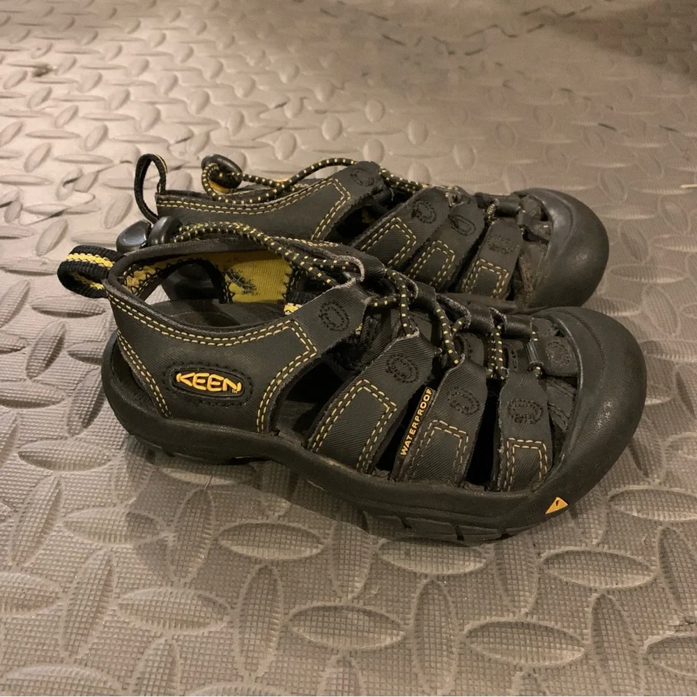 Keen Newport Sandals Watershoes Black Yellow Outdoor Hiking Boys Size 11